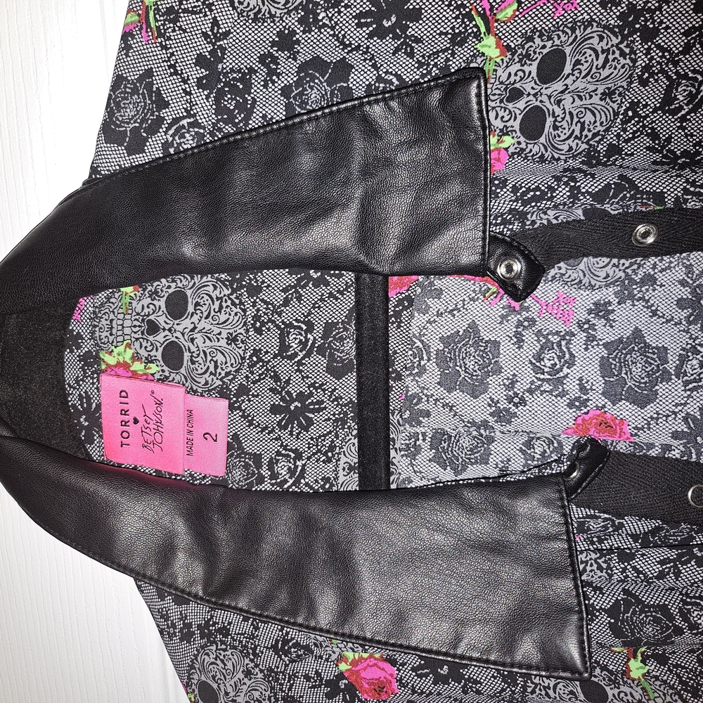 2 Torrid Betsey Johnson Button Down Shirts, Lane Bryant Pants, And Blouse